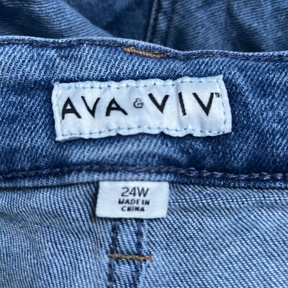 Ava & Viv Cropped Jeans Blue Medium Wash‎ Fading Whiskering Skinny Leg